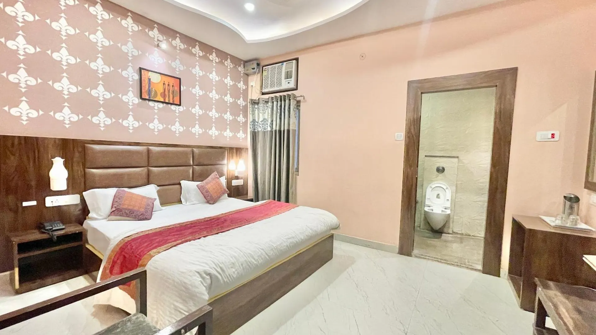Hotel Neel Gagan ! Varanasi होटल नील गगन - హోటల్ నీల్ గగన్ Fully-Air-Conditioned Hotel At Prime Location, Near Kashi Vishwanath Temple, And Ganga Ghat